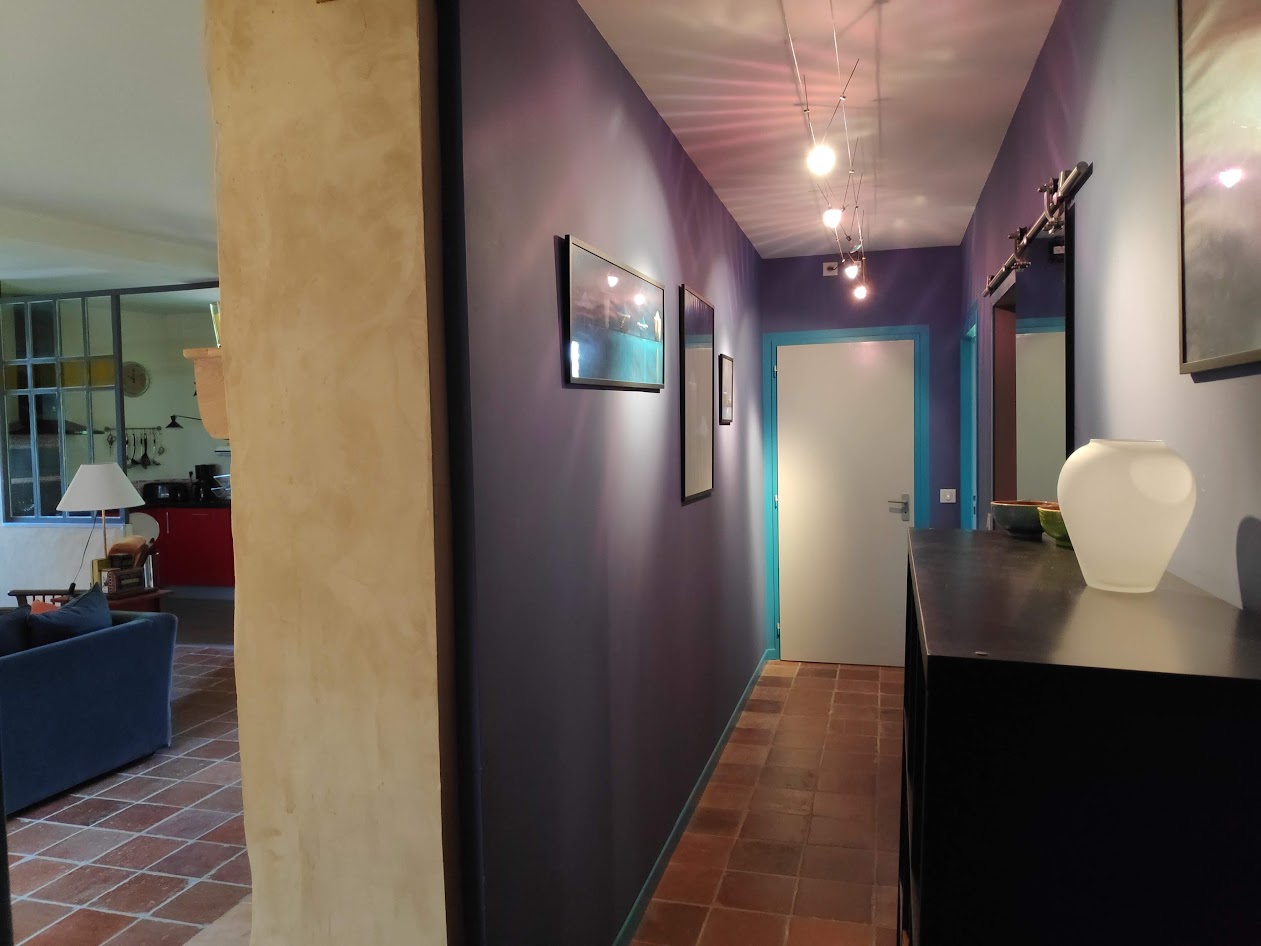 Couloir avec acces aux chambres et toilettes indépendants