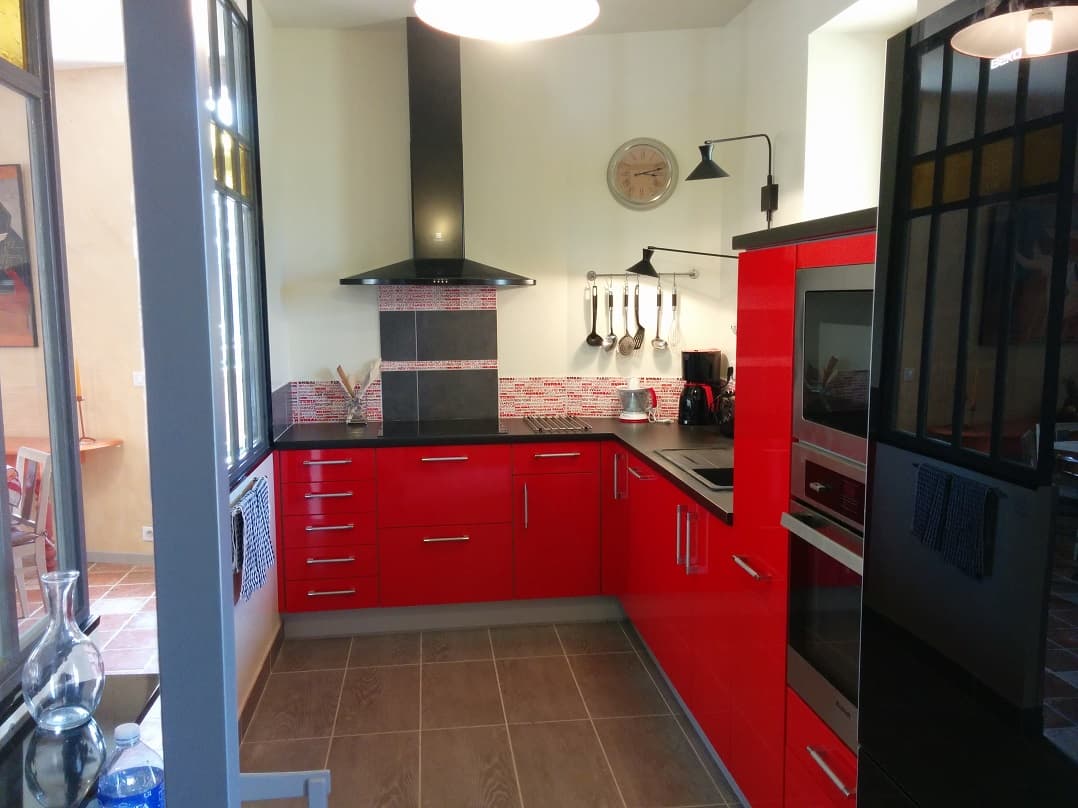 Cuisine équipée ouverte sur le séjour