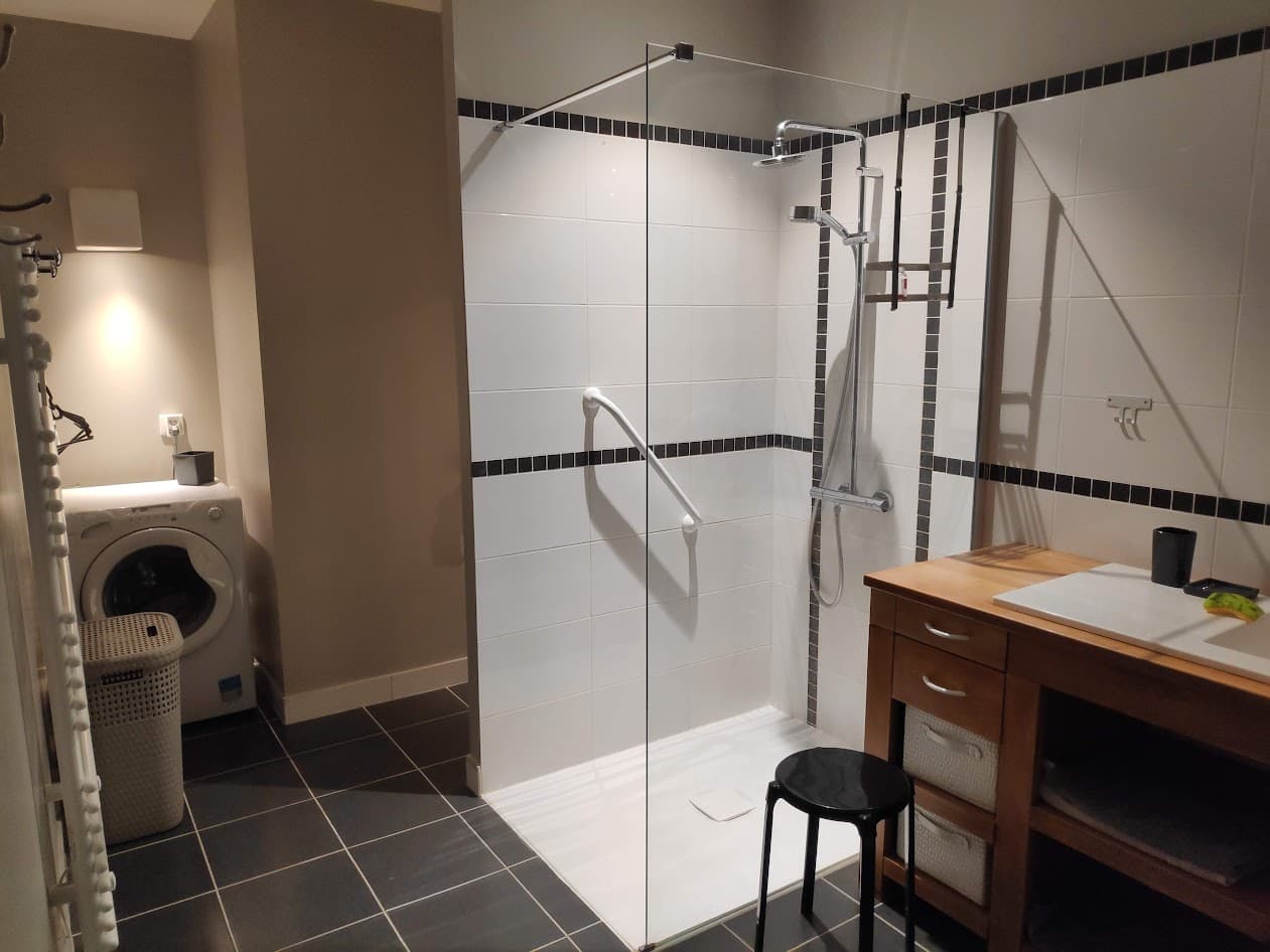 salle de bain, douche, toilette et machine