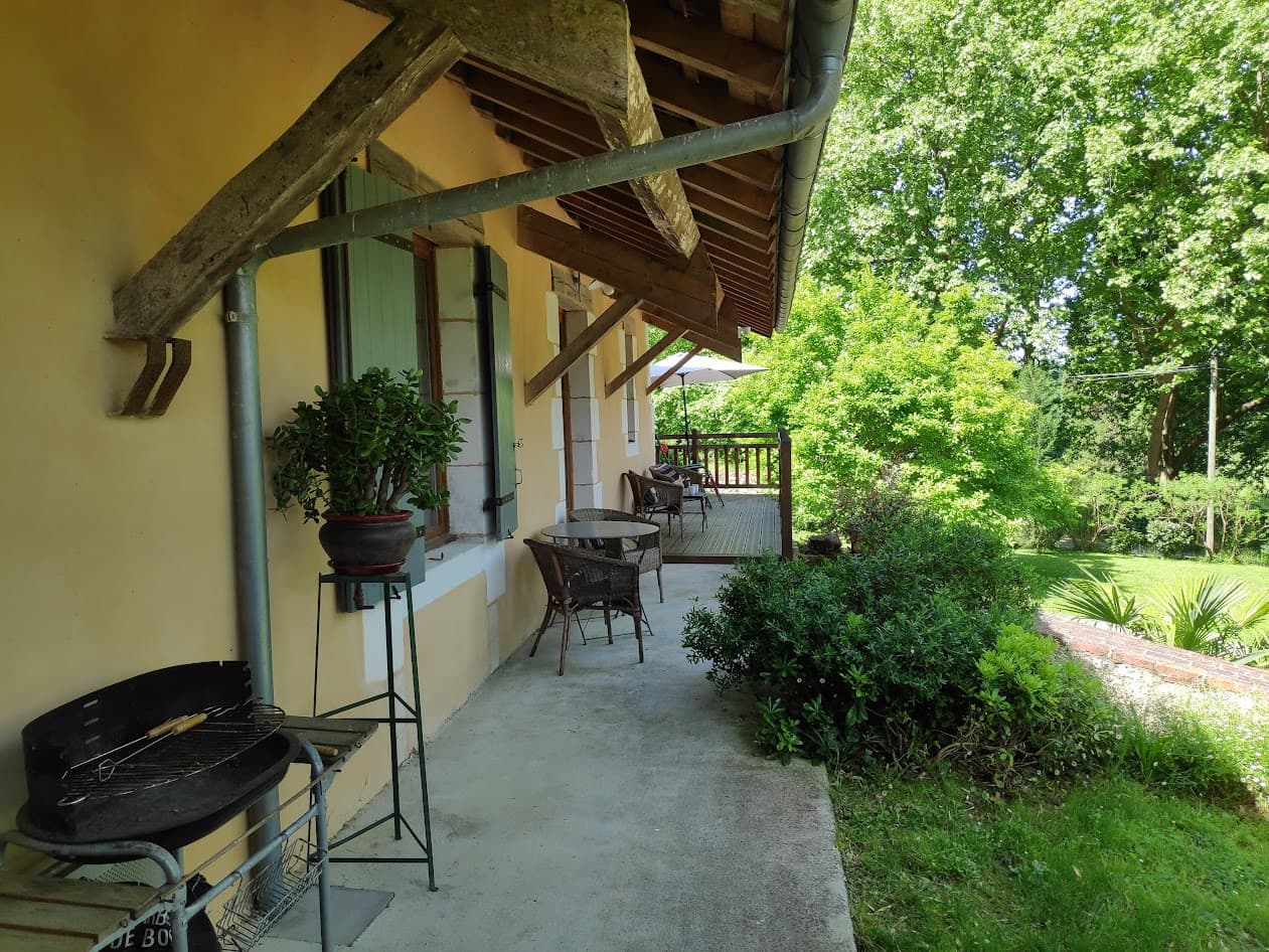 Vue de la terrasse avec transats et barbecue