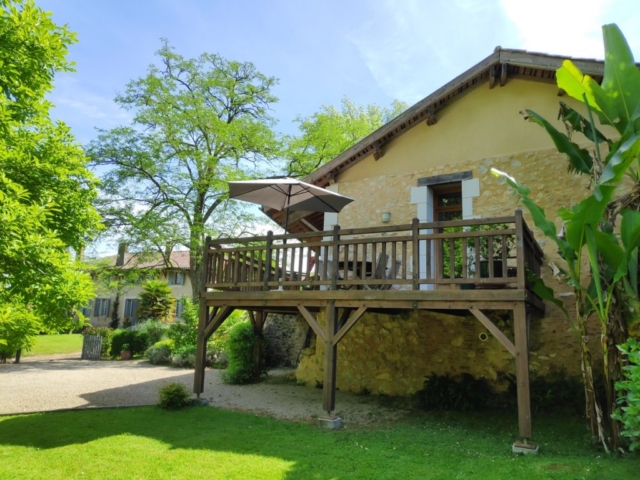 La terrasse du gîte depuis le jardin