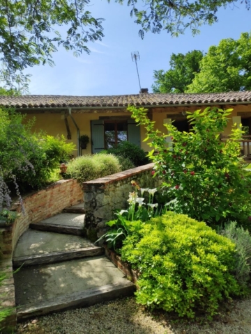 L'escalier d'entrée du gîte du saumont